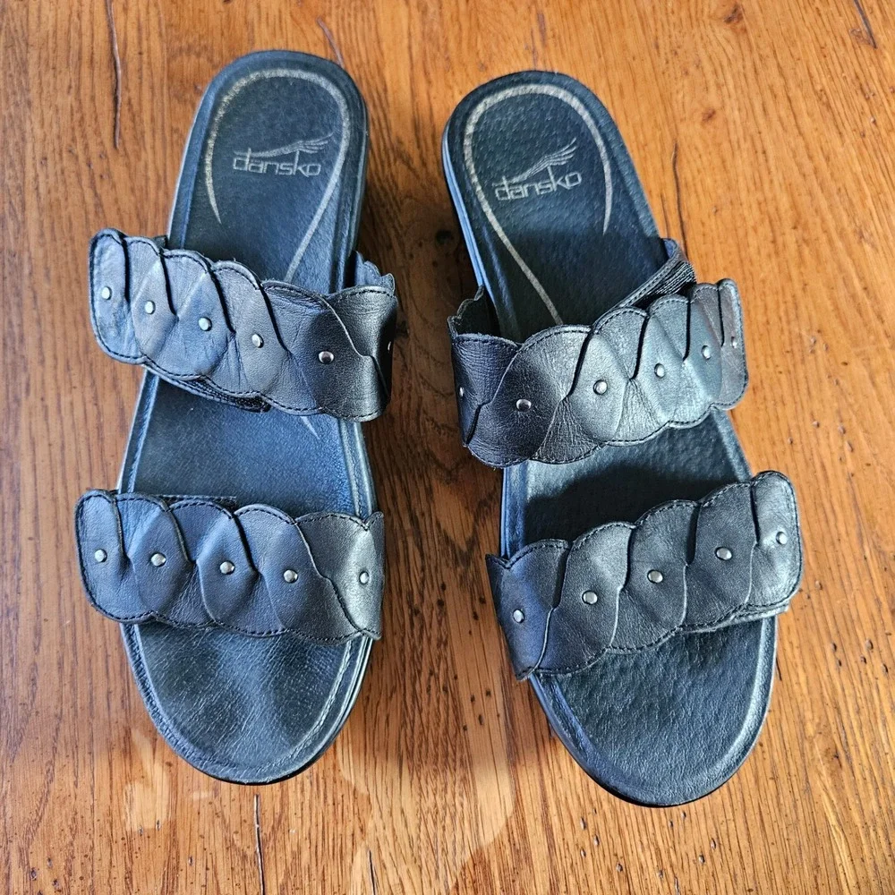 Dansko Dee Black Leather Scalloped‎ Studded Wedge Slide Sandals Womens 39